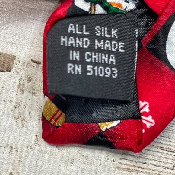 100% Silk Red Christmas Tie Snowman Hat Broom Green Scarf A100971 - Picture 3 of 5